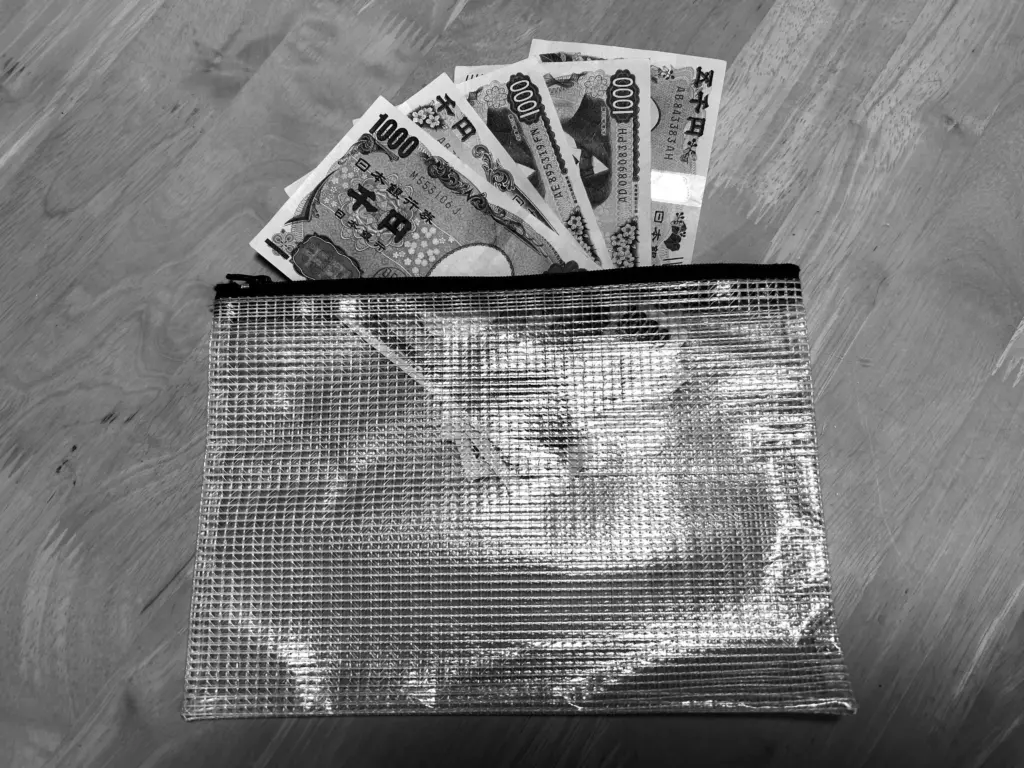 釣り銭と釣り銭入れの袋の画像